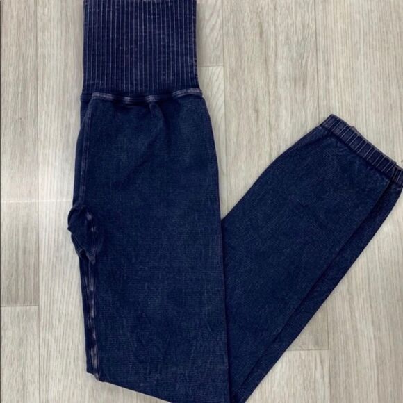 Free People Movement Good Karma Leggings in Dark Washed Navy Size M/L NWOT - Picture 4 of 8